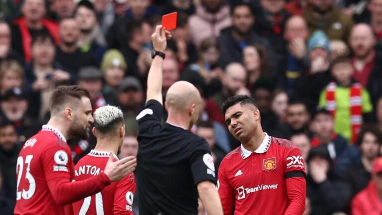 Wasit mengeluarkan kartu merah untuk Casemiro