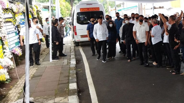 Presiden Jokowi beserta Iriana tiba di rumah Moeldoko