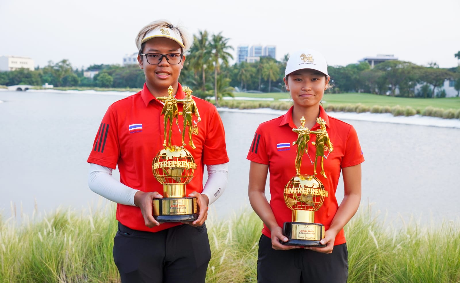 Parin Sarasmut dan Suvichaya Vinijchaitham berpose dengan trofi Mandiri Ciputra Golfpreneur Junior World Championship 2023