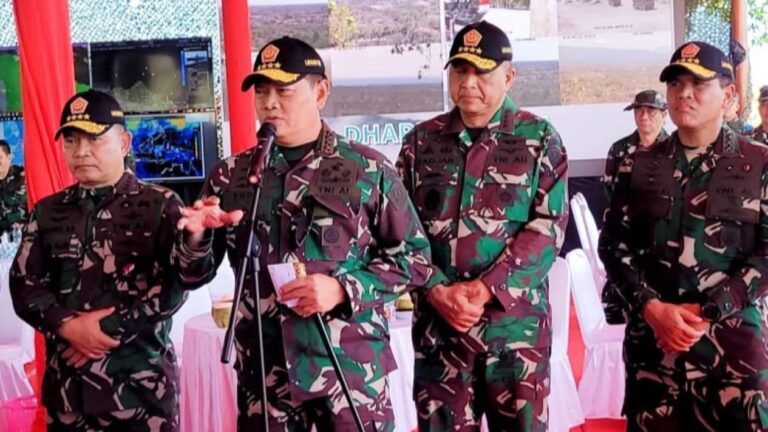 64c93d9f72cee-panglima-tni-laksamana-tni-yudo-margono-didampingi-kasal-kasau-dan-kasad-memberikan-keterangan-kepada-wartawan-di-puslatpur-marinir-5-baluran-situbondo-jatim-selasa-182023_1265_711