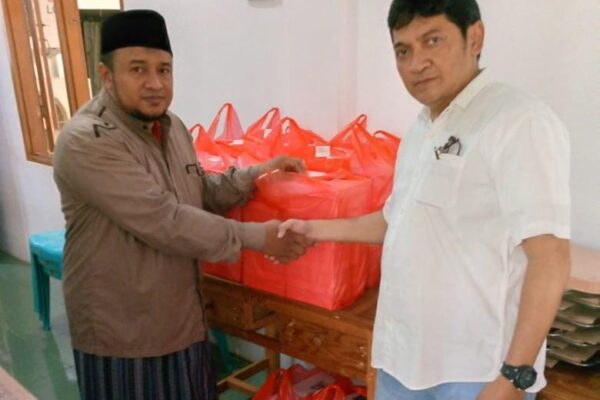 BERBAGI : Tim BRI Depok, Tommy (kemeja putih) bersama DKM Masjid Al Ikhlas Polresta Metro Depok saat menggelar Jumat Berkah