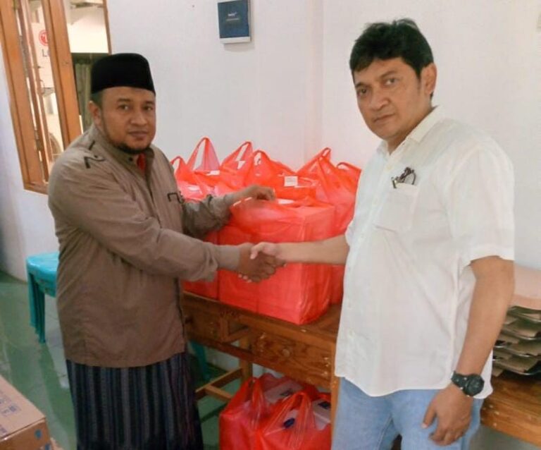 BERBAGI : Tim BRI Depok, Tommy (kemeja putih) bersama DKM Masjid Al Ikhlas Polresta Metro Depok saat menggelar Jumat Berkah