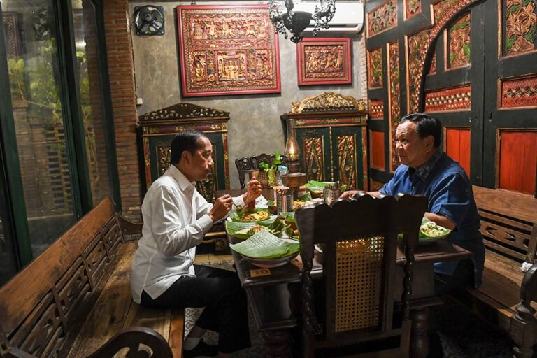 antarafoto-prabowo-makan-malam-bersama-jokowi-1730643430